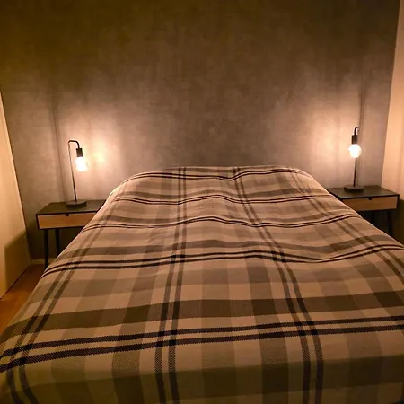 Top Floor Apartment & Own Parking Spot טמפרה