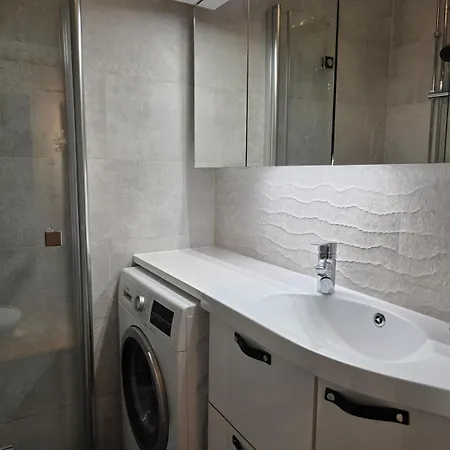 Top Floor Apartment & Own Parking Spot טמפרה